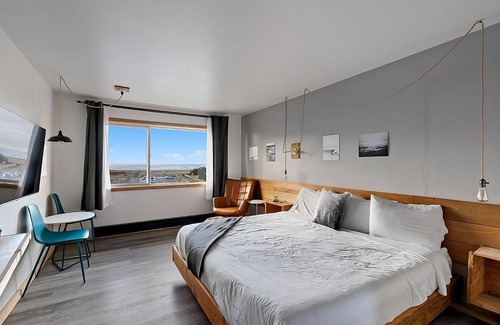 Long Beach Hôtel | Experience Coastal Comfort! Indoor Swimming Pool, Pets Allowed, Free Parking!