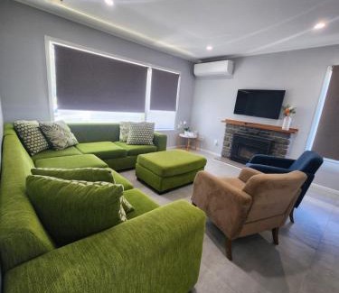 Titirangi Appartement | Experience Comfort in Our 3-Bedroom Family Home