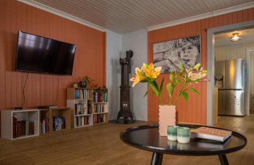 Vestre Slidre Appartement | Experience Jotunheimen from Vevstogo - sauna with a view and eco living in an old school building