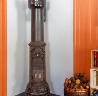 Vestre Slidre Appartement | Experience Jotunheimen from Vevstogo - sauna with a view and eco living in an old school building