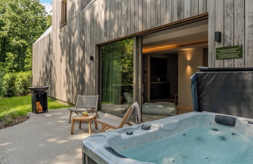 Zolder Maison | Experience luxury and relaxation in the Wellness Suite, featuring a sauna, jacuzzi, and a serene forest-edge location.