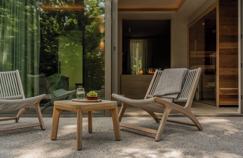 Zolder Maison | Experience luxury and relaxation in the Wellness Suite, featuring a sauna, jacuzzi, and a serene forest-edge location.