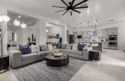 Glendale Maison | Experience Luxury Stay 5bedrooms. 5beds. 3baths
