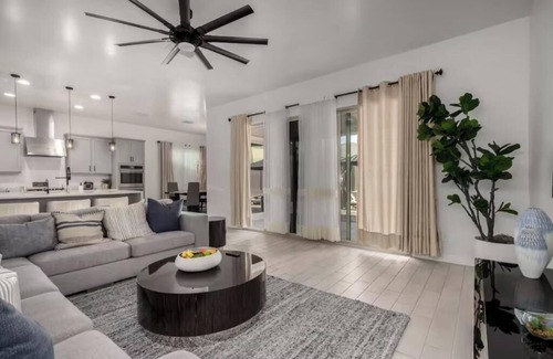 Glendale Maison | Experience Luxury Stay 5bedrooms. 5beds. 3baths