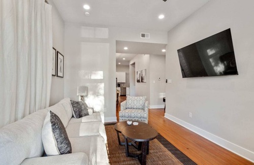 Faubourg Delassize Appartement | Experience New Orleans! 5Bd Rooms 3.5 Bathrooms, Centrally Located