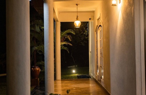 Aturuwella Lit Et Petit-Déjeuner | "experience Serenity and Luxury at our River Front Villa"