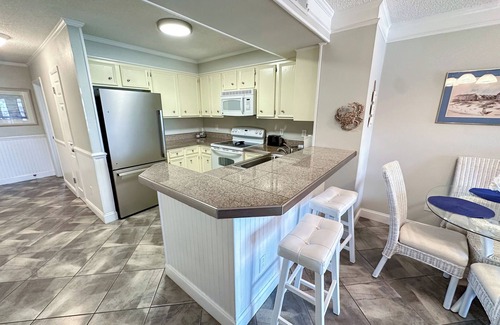 Ocean Drive Copropriété | Experience Tilghman Beach & Racquet 240! Second Row, Pools, Tennis, Close to Main Street!