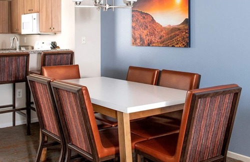 Enterprise Copropriété | Experience the Best 2-bedroom Condo with a Lazy River in Vegas - Special Offer!