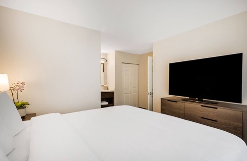 Acres Green Hôtel | Experience the Best! With Free Breakfast, Outdoor Pool, Pets Allowed!