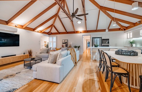 Mudjimba Appartement | Experience the epitome of luxury beachside living in this stunning home.