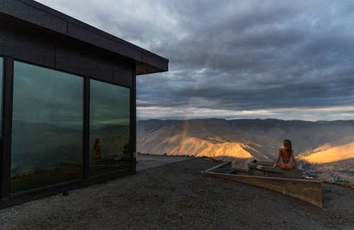 Orondo Maison | Experience the feeling of being on top of the world in this breathtaking retreat