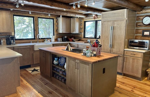 Sun Valley Cabine | Experience the tranquility and magic of Sun Valley at this Board Ranch log cabin