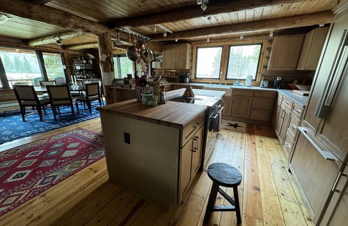 Sun Valley Cabine | Experience the tranquility and magic of Sun Valley at this Board Ranch log cabin
