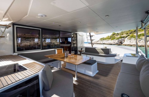 Great Mountain Location De Bateaux | Tout nouveau Sanoa 47, une expérience de catamaran avec équipage incroyable