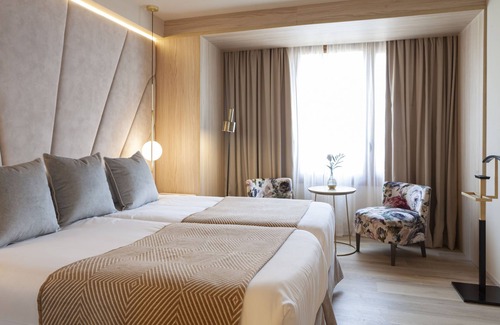 Sant Nicolau Hôtel | Explore Historic Sites of Palam! Modern Suite with City View, Prime Location!
