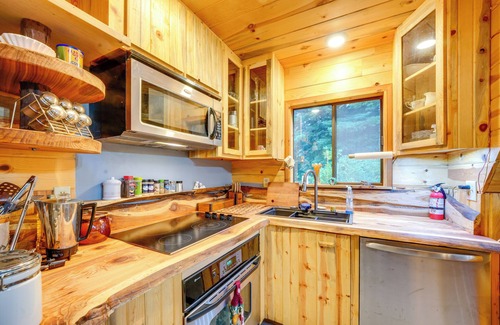 Mount St. Helens Cabine | Explore Mt St Helens: A-Frame Chalet w/ Deck!