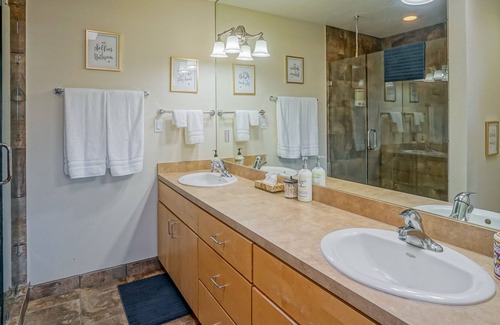 University Heights Appartement | Explorez NM! 2bd / 2ba, à pied de l'UNM, très grand lit, balcon