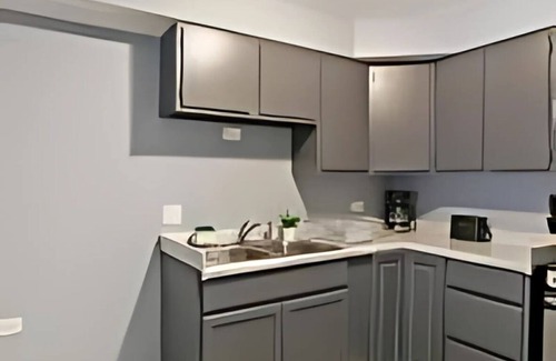 West Ridge Appartement | Explore Northside from Modern Studio Apartment with Washer and Dryer