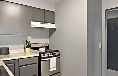 West Ridge Appartement | Explore Northside from Modern Studio Apartment with Washer and Dryer