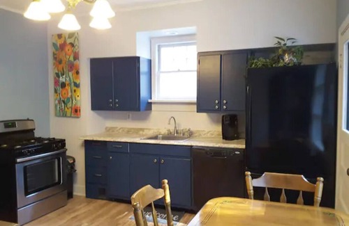 Brighton Heights Maison | Explore Pittsburgh from a Modern, Hip Bungalow