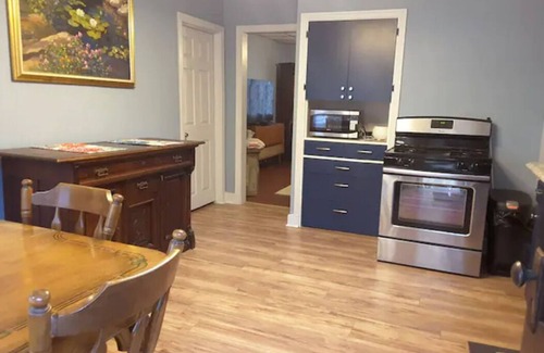 Brighton Heights Maison | Explore Pittsburgh from a Modern, Hip Bungalow