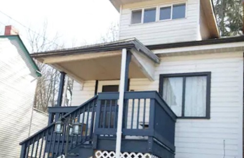 Brighton Heights Maison | Explore Pittsburgh from a Modern, Hip Bungalow