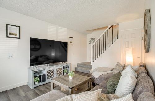 Bear Creek Maison | Explore Red Rocks and Green Mtn Townhome with Pool!