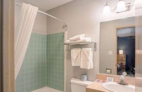 Clinton Appartement | Explore Studio in heart of Clinton, IA - a warm welcome awaits!