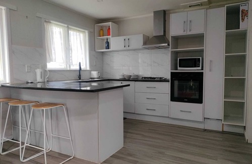Otara Maison | Explore the Affordable Auckland Vacation Rental in a Quiet Spot - SriPrasar 4BRM