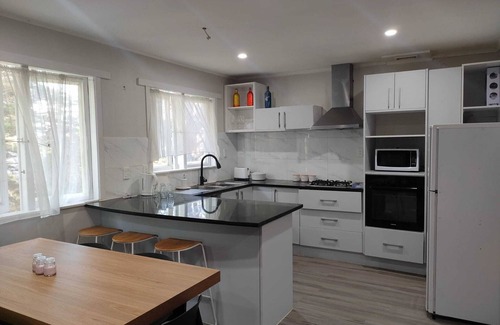 Otara Maison | Explore the Affordable Auckland Vacation Rental in a Quiet Spot - SriPrasar 4BRM