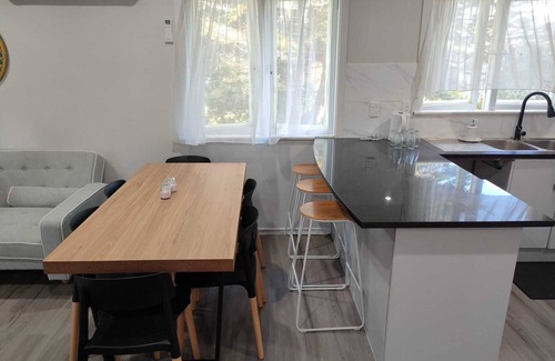 Otara Maison | Explore the Affordable Auckland Vacation Rental in a Quiet Spot - SriPrasar 4BRM