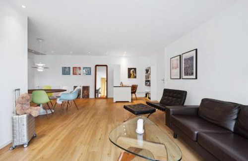Boeblingen Appartement | EXQUIS Kunstvolles Luxusapartment I Designmöbel I Balkon I Homeoffice I Parken I Netflix