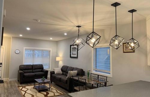 Regina Appartement | Exquisite 3 BR Villa with Double Garage-King Bed