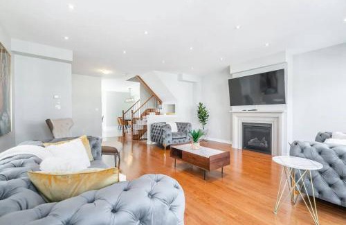 West Oak Trails Maison | Exquisite 3BR, 4WR Townhome on Bronte Rd Oakville