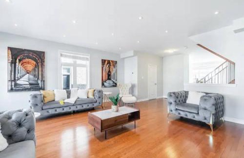 West Oak Trails Maison | Exquisite 3BR, 4WR Townhome on Bronte Rd Oakville