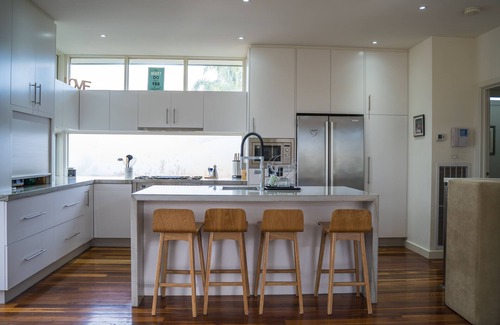 Glen Iris Maison | Maison de ville exquise de 4 chambres à coucher faisant face à un parc, à la vie en plan ouvert, à proximité d’écoles / hôpitaux privés, d’universités, de restaurants, de bars, de cafés et de centres commerciaux.