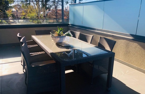 Glen Iris Maison | Maison de ville exquise de 4 chambres à coucher faisant face à un parc, à la vie en plan ouvert, à proximité d’écoles / hôpitaux privés, d’universités, de restaurants, de bars, de cafés et de centres commerciaux.