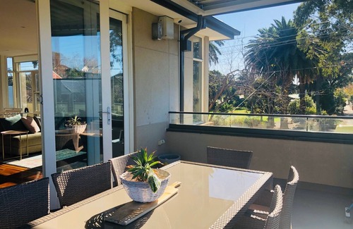 Glen Iris Maison | Maison de ville exquise de 4 chambres à coucher faisant face à un parc, à la vie en plan ouvert, à proximité d’écoles / hôpitaux privés, d’universités, de restaurants, de bars, de cafés et de centres commerciaux.