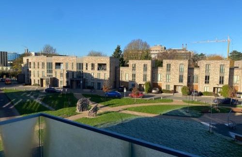 Cambridge Appartement | Exquisite & Contemporary 2 Bed Apartment w Parking 10 mins walk to Papworth, Addenbrookes hospitals & Bio Medical Campus
