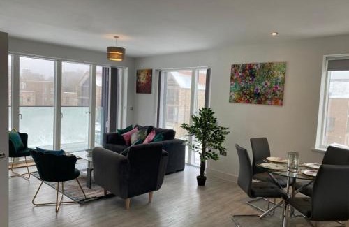 Cambridge Appartement | Exquisite & Contemporary 2 Bed Apartment w Parking 10 mins walk to Papworth, Addenbrookes hospitals & Bio Medical Campus