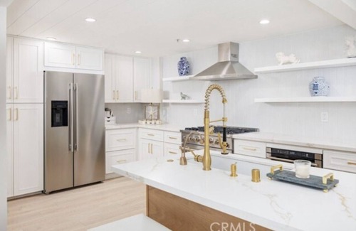 East Bluff Maison | Exquisite Golf Course Townhome: Remodeled Elegance close to the beach!