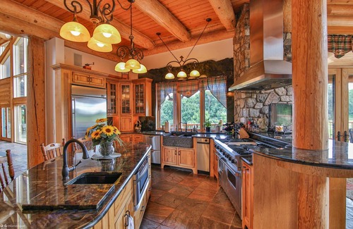 Nazareth Maison | Exquisite Log Home