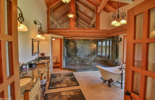 Nazareth Maison | Exquisite Log Home