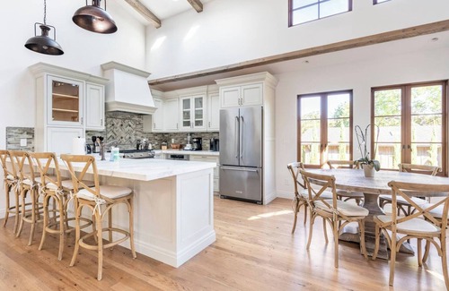 Woodside Maison | Exquisite luxury executive 3-suite cottage