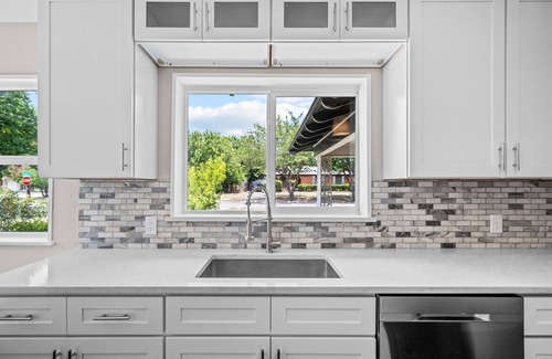 Dallas Maison | Exquisite Mid-Century Modern home- 3Bed2Bath furnished 15 mins from Downtown