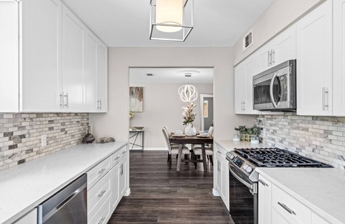 Dallas Maison | Exquisite Mid-Century Modern home- 3Bed2Bath furnished 15 mins from Downtown