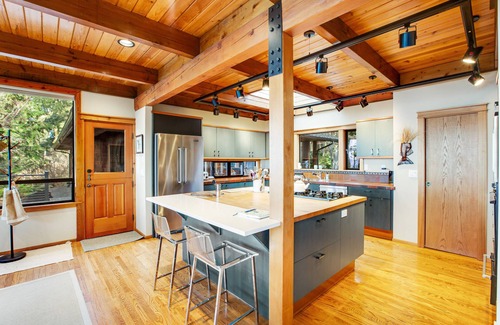 Freeland Maison | Exquisite oceanfront home with balcony, gym, & washer/dryer