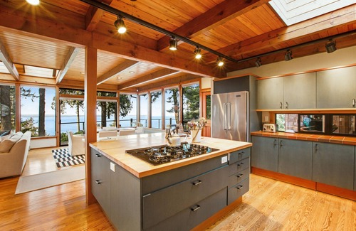 Freeland Maison | Exquisite oceanfront home with balcony, gym, & washer/dryer