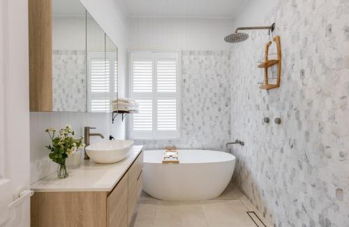 Toowoomba Maison | Exquisite, Stunning & Central! CDB Fringe Cottage!