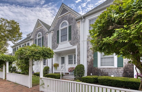 Greenport Maison | Exquisite Waterfront Townhome in Greenport with Pool and Boat Slip. Walk to all!